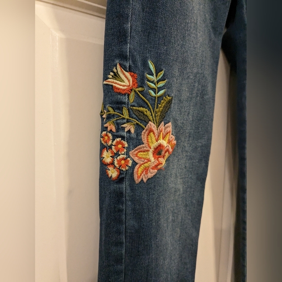 Old Navy Rockstar Mid-Rise Floral Embroidered Dark Wash Skinny Jeans - Size 2 - Picture 4 of 6